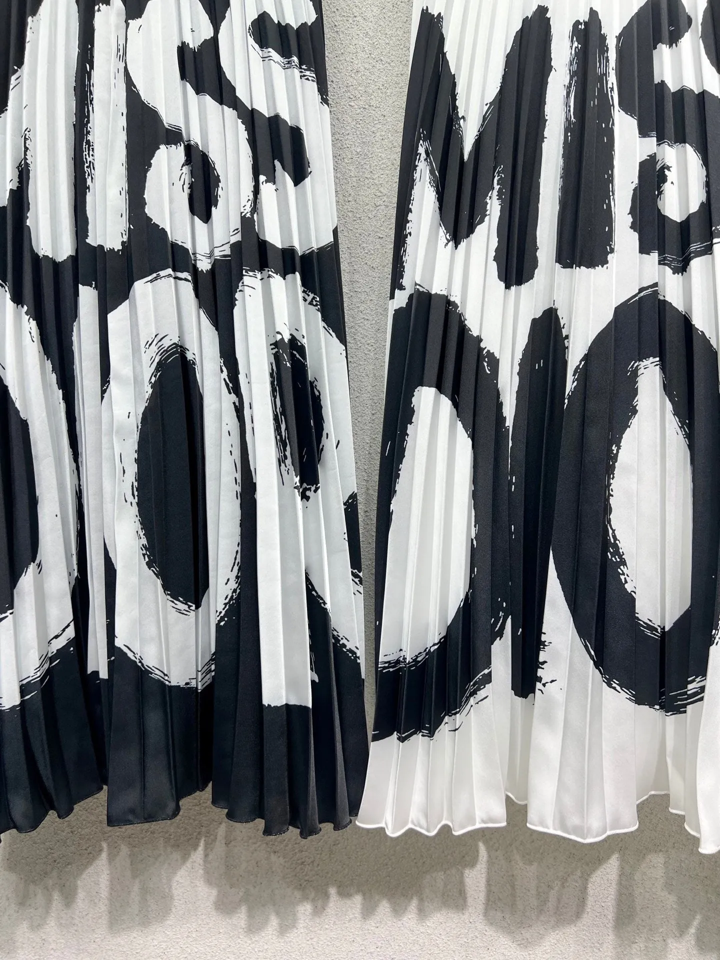 letter print pleated skirt
